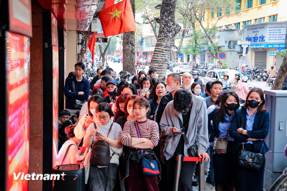 Trưa 23/2, tại phố Trần Nhân Tông (Hà Nội), người dân xếp hàng dài tại các cửa hàng vàng chờ đến lượt giao dịch khi giá vàng tăng đột biến trong phiên sáng nay. (Ảnh: Hoài Nam/Vietnam+)