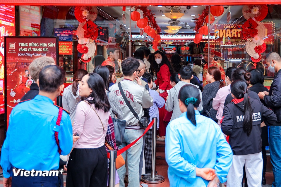 Không khí mua bán diễn ra tấp nập tại các cửa hàng vàng. (Ảnh: Hoài Nam/Vietnam+)