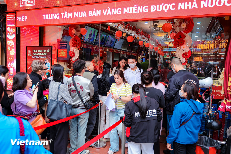 Cửa hàng vàng Bảo Tín Minh Châu trên phố Trần Nhân Tông tấp nập khách hàng đến giao dịch. (Ảnh: Hoài Nam/Vietnam+)
