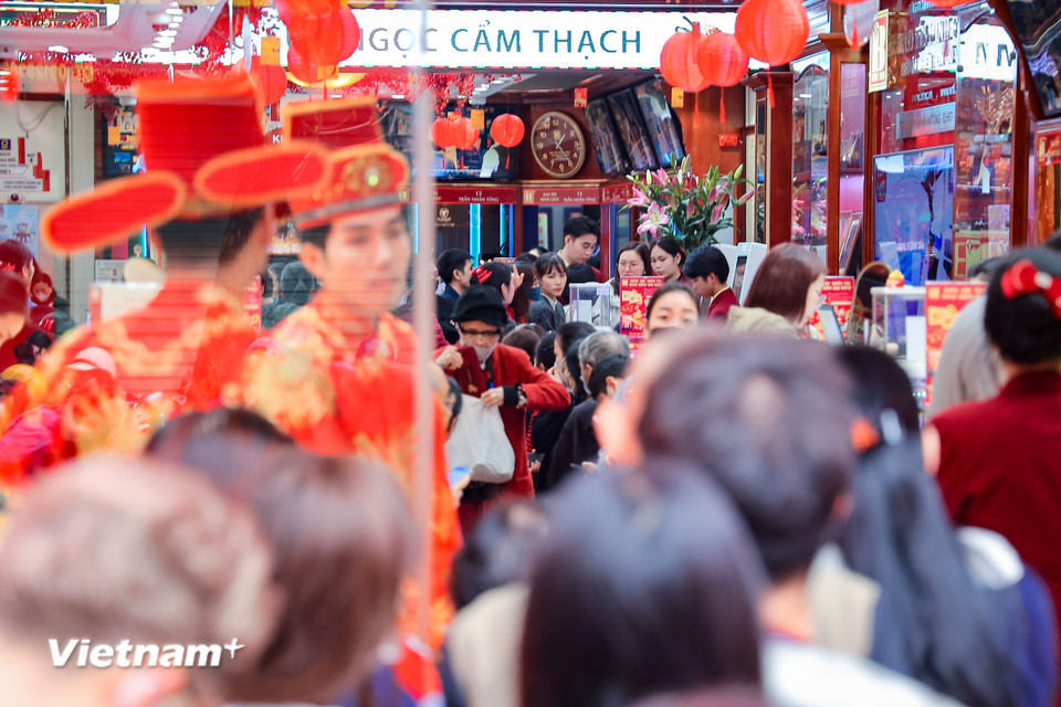 Càng gần ngày Vía Thần tài giá vàng càng lên cao khiến nhiều người chấp nhận xếp hàng mua vàng sớm chứ không chờ đến đúng ngày mùng 10 Âm lịch.﻿﻿ (Ảnh: Hoài Nam/Vietnam+)