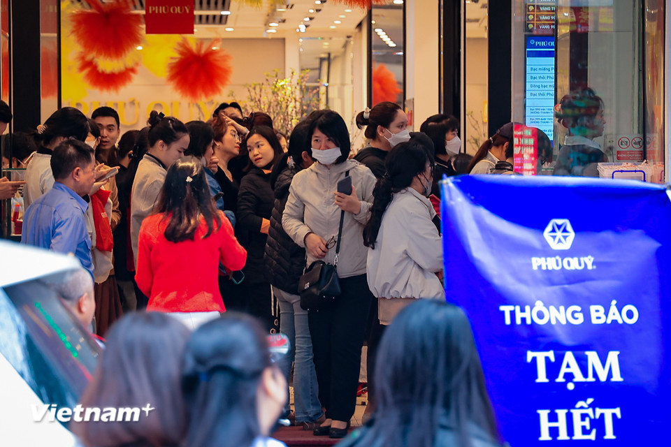 Tại cửa hàng Phú Quý đã treo biển tạm hết hàng. (Ảnh: Hoài Nam/Vietnam+)