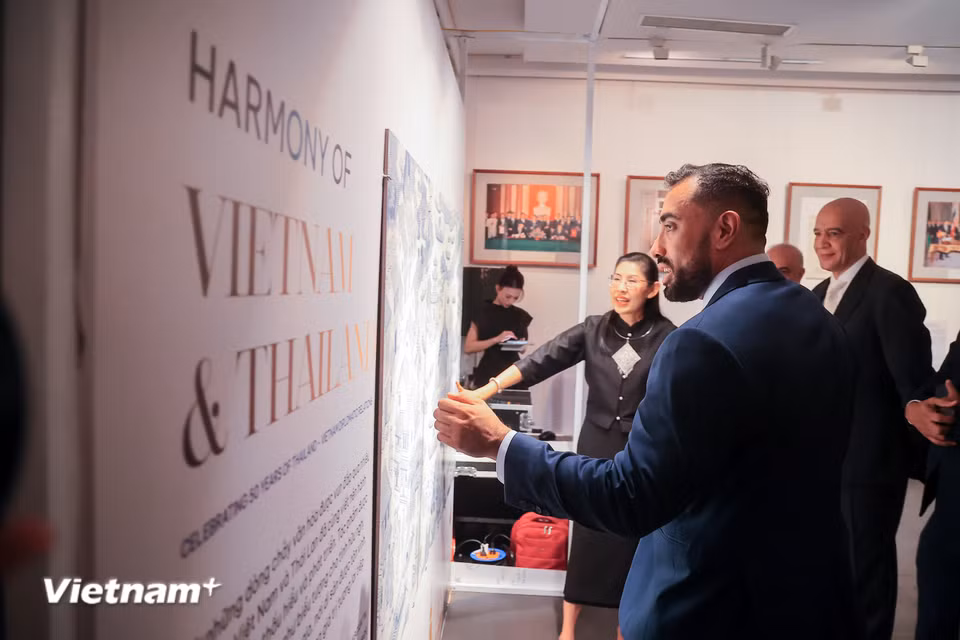 Với bộ sưu tập ảnh tư liệu và ảnh đương đại được tuyển chọn công phu từ Đại sứ quán Vương quốc Thái Lan tại Hà Nội, Hội Hữu nghị Việt Nam–Thái Lan, Cục Văn thư và Lưu trữ Nhà nước thuộc Bộ Nội vụ Việt Nam và Thông tấn xã Việt Nam, triển lãm lần theo hành trình phát triển đầy dấu ấn của quan hệ song phương trong suốt năm thập kỷ qua. (Ảnh: Hoài Nam/Vietnam+)