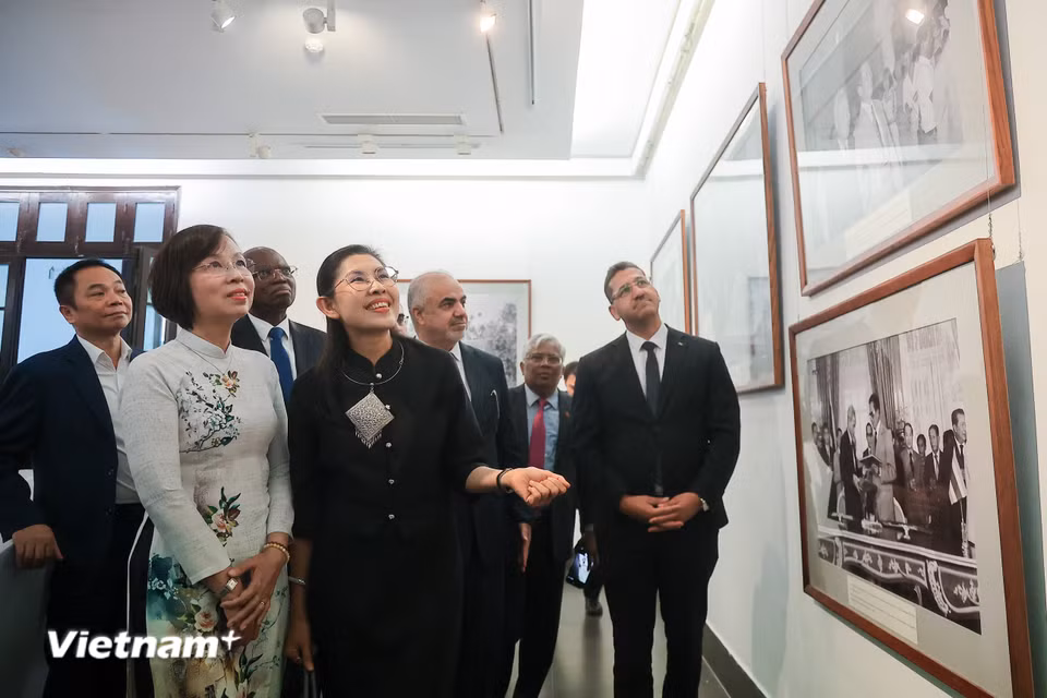 Mỗi bức ảnh không chỉ phản ánh những thành tựu nổi bật trong quan hệ ngoại giao mà còn khắc họa tình hữu nghị gắn bó, bền vững giữa nhân dân hai nước. (Ảnh: Hoài Nam/Vietnam+)
