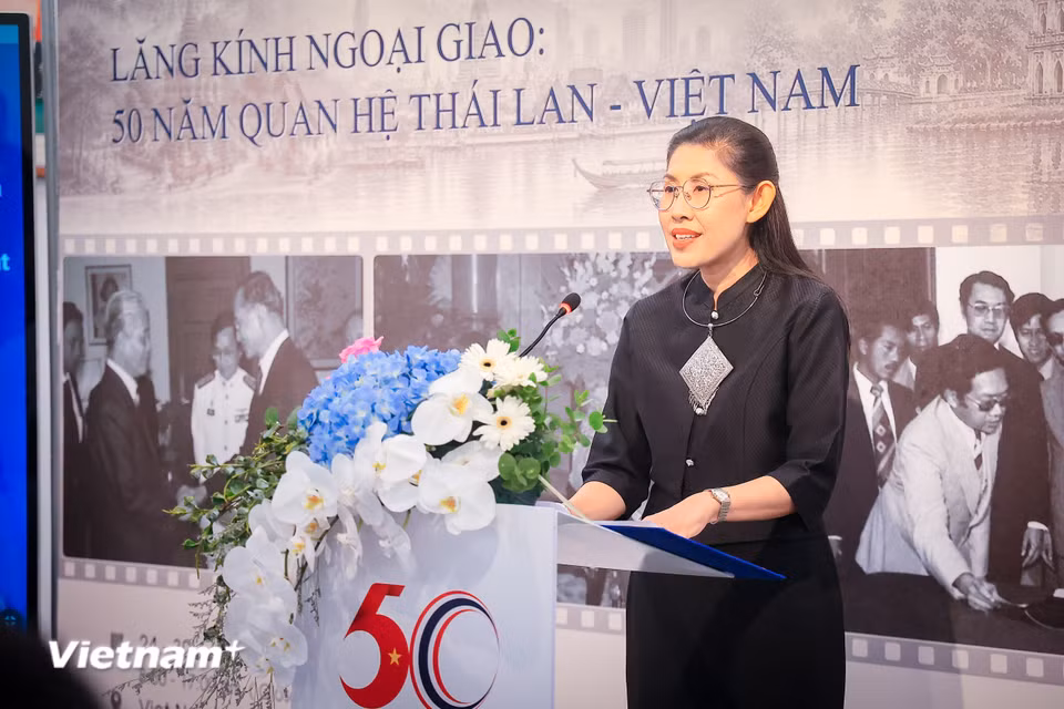 Đại sứ Thái Lan tại Việt Nam, bà Urawadee Sriphiromya phát biểu tại buổi khai mạc triển lãm ảnh kỷ niệm 50 năm thiết lập quan hệ ngoại giao giữa Việt Nam và Thái Lan. (Ảnh: Hoài Nam/Vietnam+)