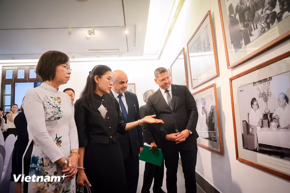 Thông qua những hình ảnh đặc sắc về các chuyến thăm Hoàng gia và các chuyến thăm cấp cao, các hoạt động trao đổi chính thức, ngoại giao văn hóa, hợp tác kinh tế và giao lưu nhân dân, khách tham quan sẽ có cơ hội khám phá những dấu mốc quan trọng đã góp phần vun đắp quan hệ đối tác bền chặt giữa Thái Lan và Việt Nam. (Ảnh: Hoài Nam/Vietnam+)