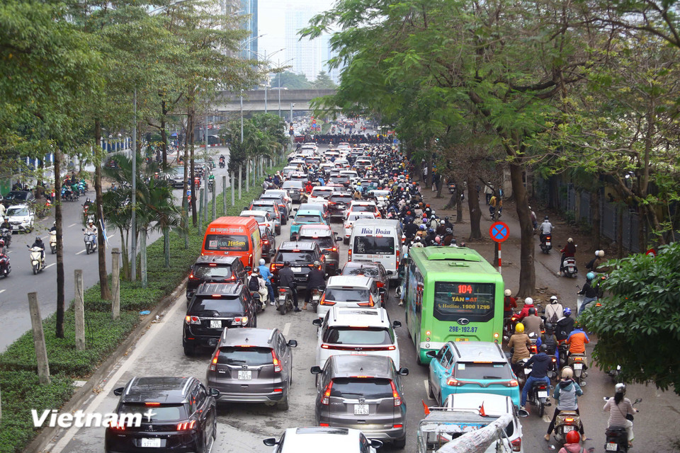 Tại khu đường Nguyễn Hoàng sát bến xe Mỹ Đình, giao thông đông đúc hơn lúc đầu giờ sáng tuy nhiên cũng không xảy ra ùn tắc cục bộ. (Ảnh: Hoài Nam/Vietnam+)