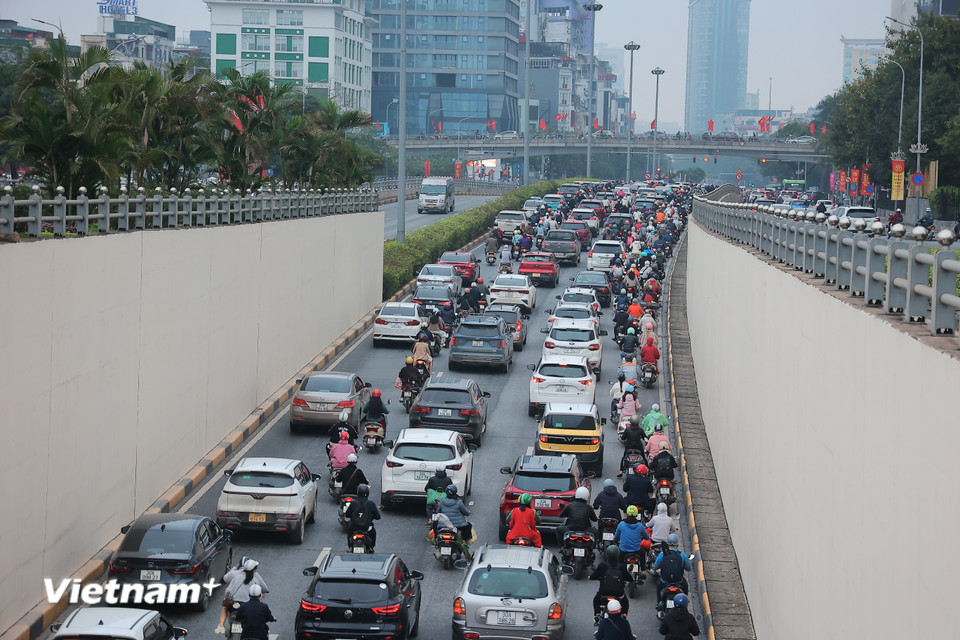Hầm chui Trung Hòa hướng về Trần Duy Hưng chỉ đông đúc theo nhịp đèn tín hiệu giao thông. (Ảnh: Hoài Nam/Vietnam+)