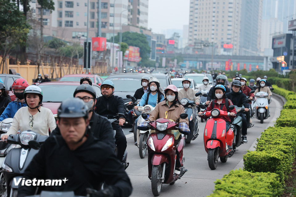 Đường Lê Văn Lương vốn 'chật chội' trong thời điểm 8 giờ sáng nhưng hôm nay người tham gia giao thông không còn phải chen chúc nhau trên đường. (Ảnh: Hoài Nam/Vietnam+)