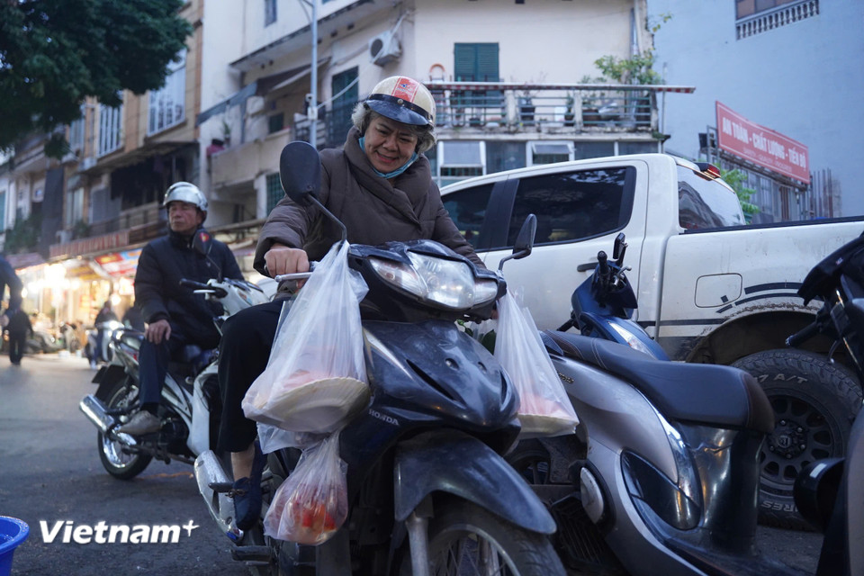 Người dân tất bật chuẩn bị đồ lễ từ sáng sớm. (Ảnh: Hoài Nam/Vietnam+)