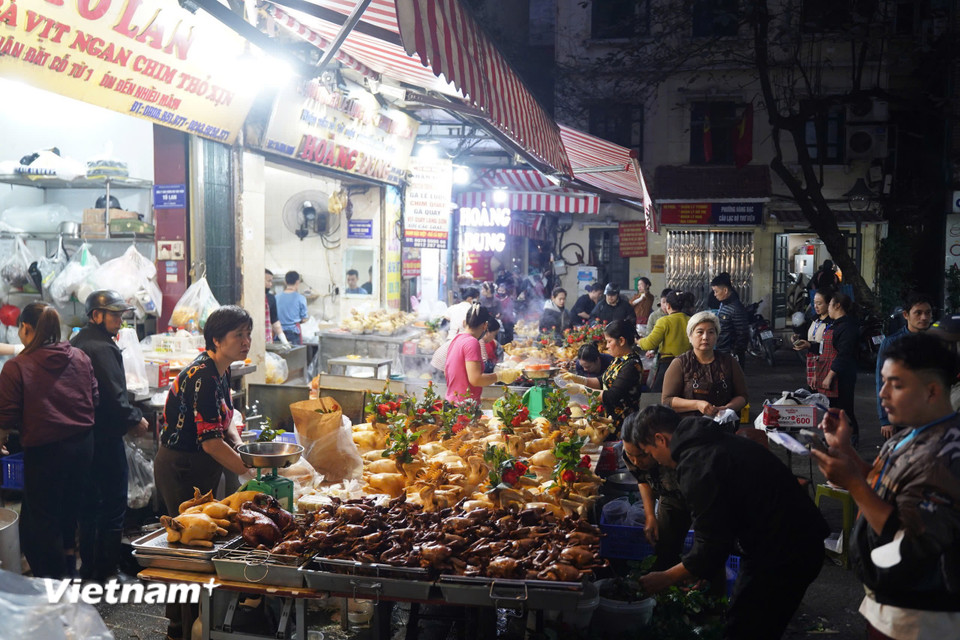 Tết ông Công ông Táo là ngày lễ quan trọng trong năm trước ngày Tết Nguyên đán. Tại khu chợ Hàng Bè (Hà Nội) ngày 10/2 (tức ngày 23 tháng Chạp), tấp nập người mua kẻ bán. (Ảnh: Hoài Nam/Vietnam+)