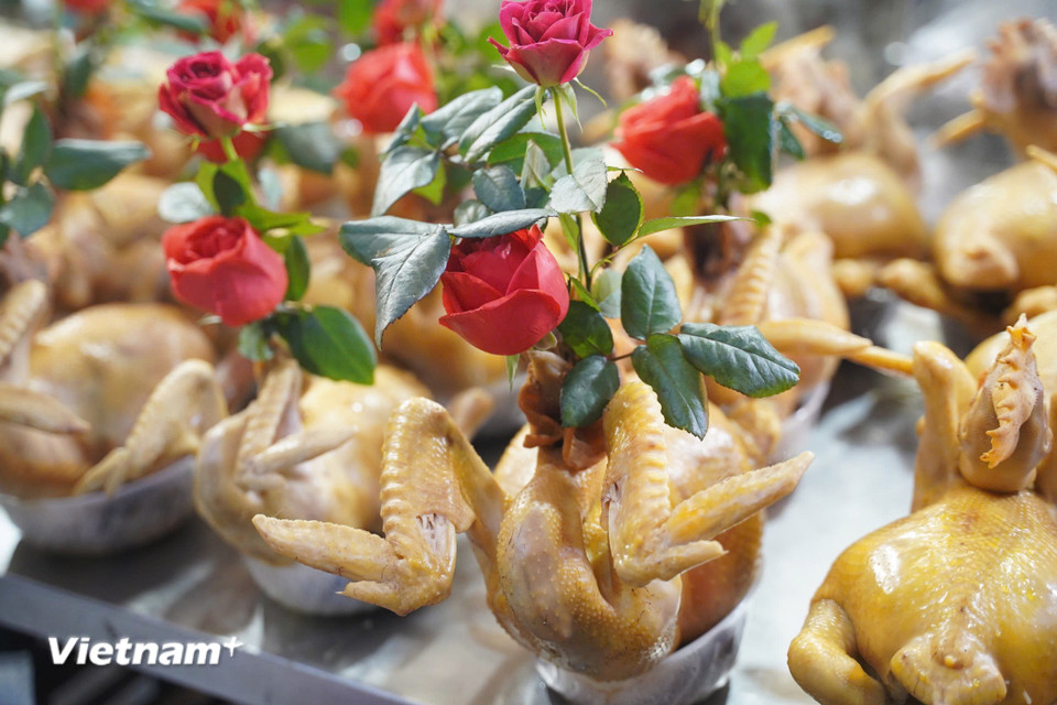 Gà ngậm hoa hồng là mặt hàng đắt khách nhất tại khu phố này. Gà có nhiều kích cỡ, giá dao động trung bình khoảng 500.000-700.000 đồng/con. (Ảnh: Hoài Nam/Vietnam+)