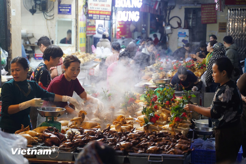 Do công việc của nhiều người bận rộn nên đã mua đồ lễ làm sẵn để tiết kiệm thời gian. (Ảnh: Hoài Nam/Vietnam+)