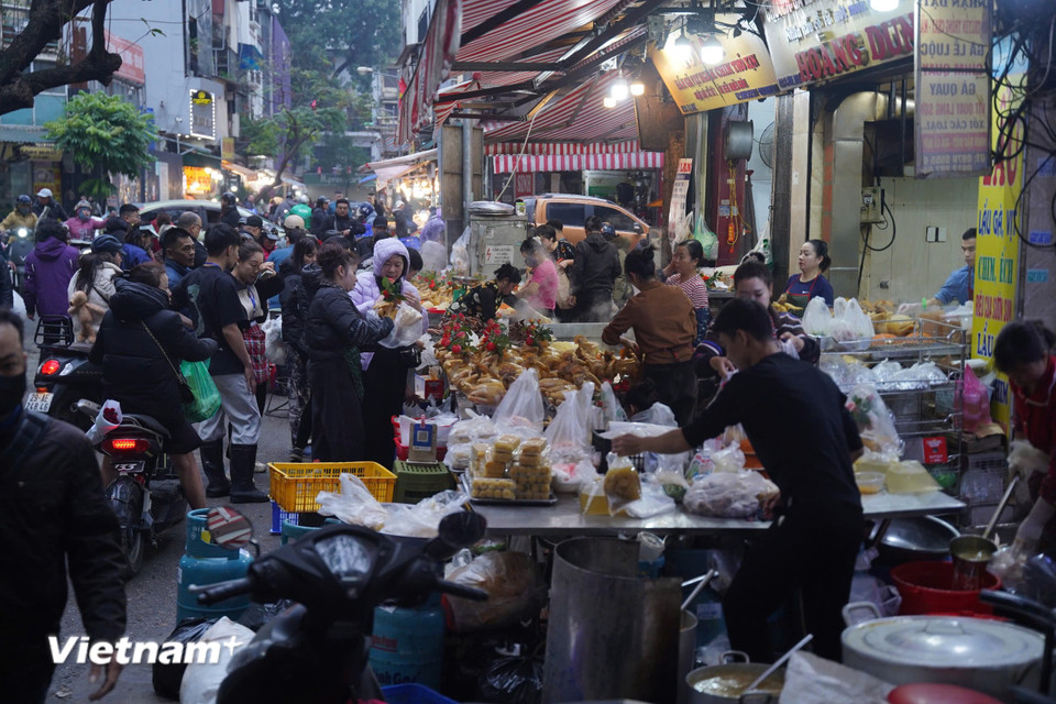 Khu chợ có bán từ lễ mặn đến hàng chay, phục vụ đầy đủ nhu cầu mua sắm của bà con. (Ảnh: Hoài Nam/Vietnam+)