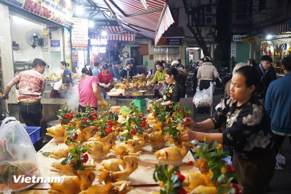 Khu vực nhộn nhịp nhất ở chợ Hàng Bè trong dịp này là các cửa hàng bán xôi, gà nhờ hình thức đẹp, phù hợp bày mâm cỗ cúng truyền thống. (Ảnh: Hoài Nam/Vietnam+)