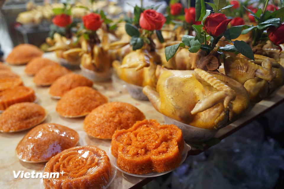 Mặc dù gà tại đây có giá rất cao nhưng vẫn là sự lựa chọn của nhiều người bởi những con gà lễ trông rất đẹp mắt. (Ảnh: Hoài Nam/Vietnam+)