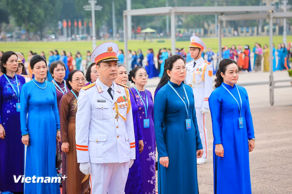 Đoàn đại biểu đã tới đặt vòng hoa tưởng nhớ công lao to lớn của Chủ tịch Hồ Chí Minh. (Ảnh: Hoài Nam/Vietnam+)