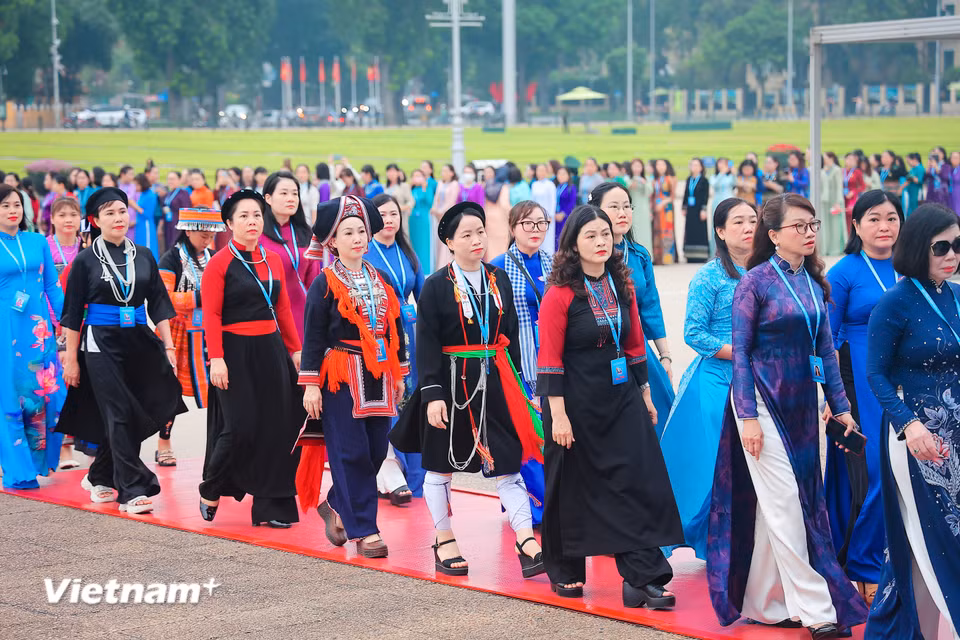 Các đại biểu vào Lăng viếng Chủ tịch Hồ Chí Minh. (Ảnh: Hoài Nam/Vietnam+)