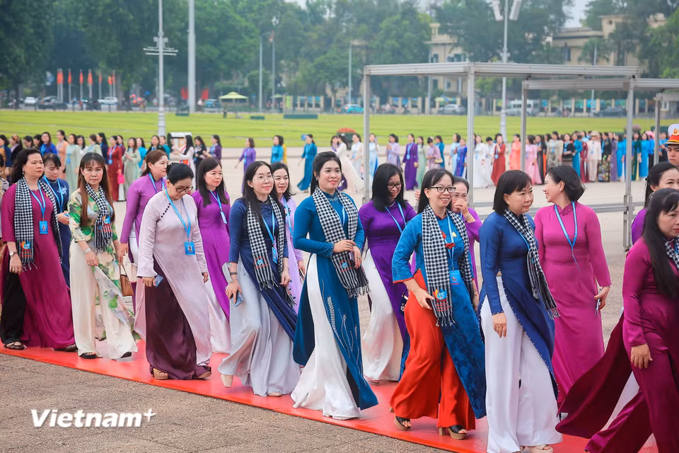 Các đại biểu tham dự Đại hội đại biểu Phụ nữ toàn quốc lần thứ XIV, nhiệm kỳ 2026- 2031 vào Lăng viếng Chủ tịch Hồ Chí Minh. (Ảnh: Hoài Nam/Vietnam+).
