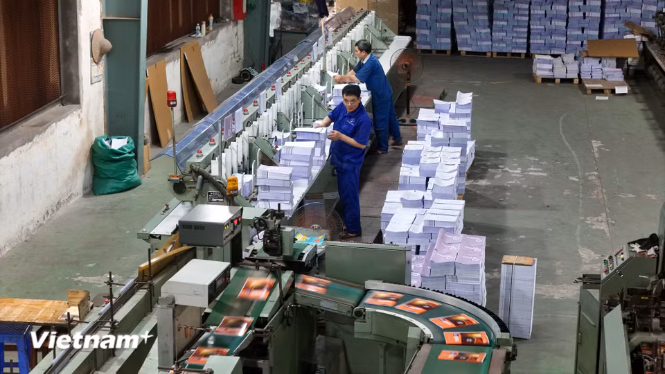 Tại các xưởng in lớn, tiếng máy chạy rầm rập vang lên không ngắt quãng suốt 24/7. Để đảm bảo tiến độ "về đích" trước năm học mới 20 ngày, các nhà máy thường phải huy động tối đa công suất. (Ảnh: Hoài Nam/Vietnam+)