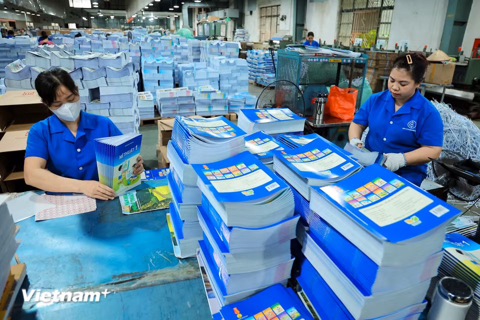 Dù áp lực về tiến độ in ấn là rất lớn, nhưng khâu kiểm soát chất lượng vẫn được đặt lên hàng đầu. (Ảnh: Hoài Nam/Vietnam+)