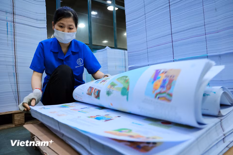 Đặc biệt với bộ sách giáo khoa chương trình mới, yêu cầu về hình ảnh minh họa rất khắt khe. Một chút sai lệch về màu sắc hay một vệt lem nhỏ cũng đủ để tờ in đó bị loại bỏ. (Ảnh: Hoài Nam/Vietnam+)