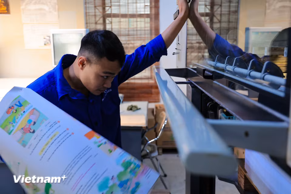 Công nhân kỹ thuật liên tục kiểm tra độ đậm nhạt của mực, đảm bảo các hình minh họa trong sách giáo khoa (đặc biệt là sách theo chương trình mới) phải sắc nét, chuẩn màu. (Ảnh: Hoài Nam/Vietnam+)
