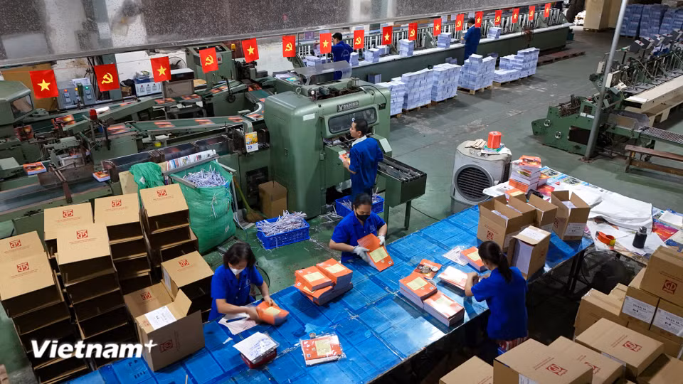 Đối với các sách cùng tên đã in từ năm 2025 trở về trước, Nhà xuất bản Giáo dục Việt Nam không tiếp tục phát hành. Tuy nhiên, giáo viên và học sinh vẫn có thể sử dụng các bản sách này làm tài liệu tham khảo. (Ảnh: Hoài Nam/Vietnam+)