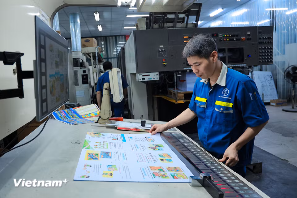 Việc đẩy mạnh tiến độ in ấn và phát hành giúp các cơ sở giáo dục có thời gian chuẩn bị kế hoạch giảng dạy, tập huấn giáo viên dựa trên bản in chính thức. (Ảnh: Hoài Nam/Vietnam+)