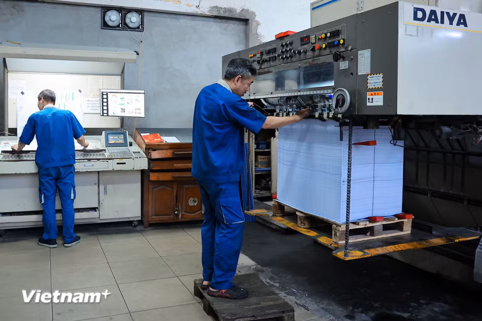Bên cạnh đó, việc hoàn thành in sớm giúp đơn vị có thêm thời gian vận chuyển sách đến các địa bàn khó khăn, biên giới, hải đảo trước khi năm học mới bắt đầu. (Ảnh: Hoài Nam/Vietnam+)