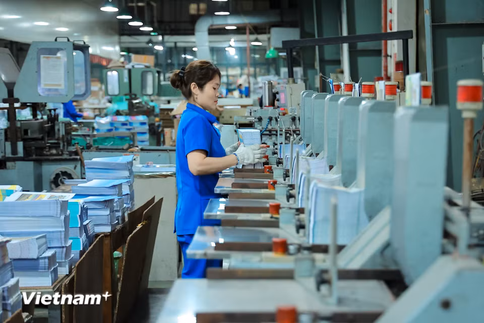 Công nhân thường được chia làm nhiều ca kíp để đảm bảo dây chuyền luôn vận hành. (Ảnh: Hoài Nam/Vietnam+)