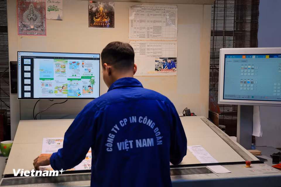 Các bản in năm 2026 đã được rà soát, cập nhật các số liệu thống kê kinh tế - xã hội và điều chỉnh địa giới hành chính mới nhất. (Ảnh: Hoài Nam/Vietnam+)