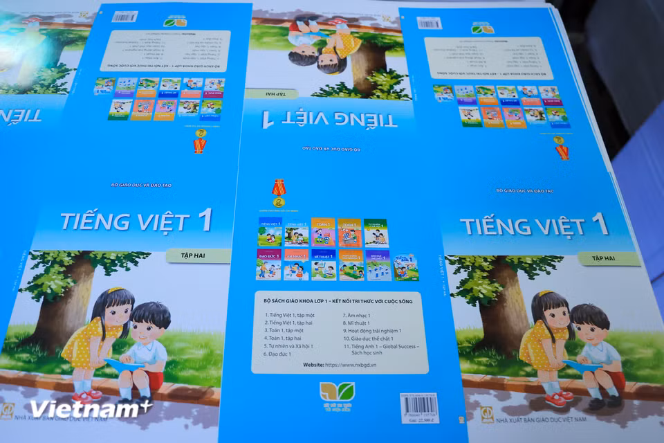 Mọi khâu đều phải tuân thủ quy trình kiểm soát nghiêm ngặt để tránh sai sót về nội dung hay kỹ thuật. (Ảnh: Hoài Nam/Vietnam+)