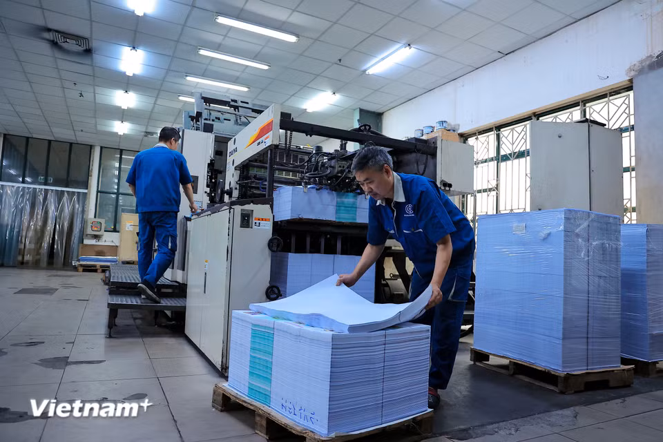 Những dàn máy in hiện đại hoạt động với tốc độ hàng nghìn bản in mỗi giờ. Những cuộn giấy khổng lồ được đưa vào đầu này và ra ở đầu kia là những trang sách phẳng phiu, thơm mùi mực mới. (Ảnh: Hoài Nam/Vietnam+)