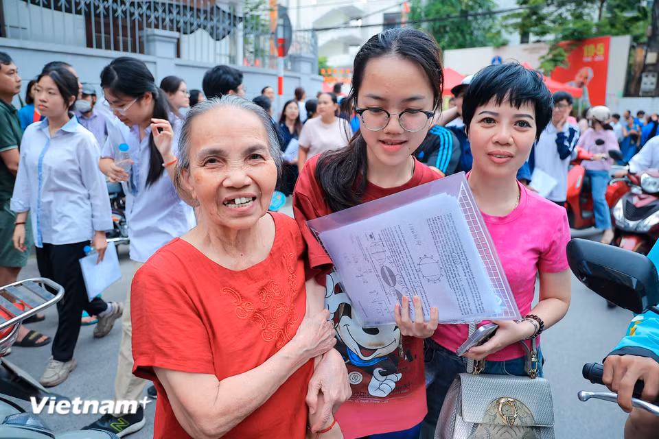 Hay người bà năm nay đã ngoài 80 luôn đồng hành cùng cháu ngoại từ thuở lọt lòng, bà Đào Thị Phẩm với cháu ngoại Đỗ Kim Ngân suốt 18 năm qua 'chưa rời nhau nửa bước.' (Ảnh: Hoài Nam/Vietnam+)