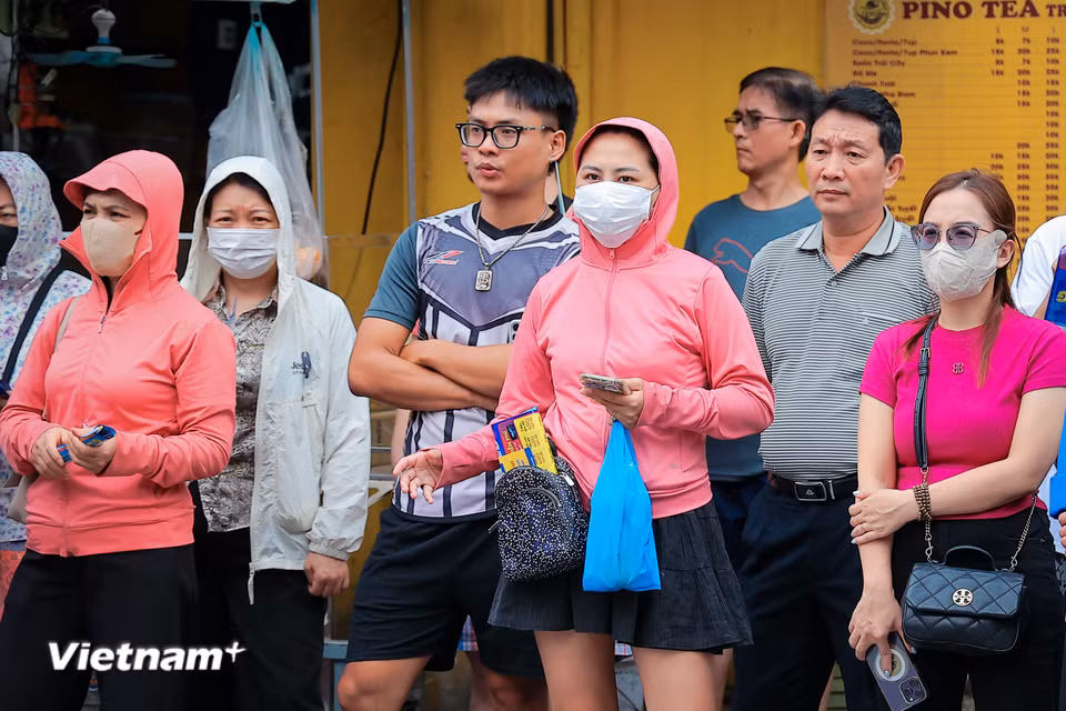 Mỗi mùa thi tốt nghiệp Trung học phổ thông đi qua, hình ảnh quen thuộc và chạm đến cảm xúc của nhiều người nhất chính là những bóng dáng phụ huynh đứng ngồi không yên trước cổng trường thi. (Ảnh: Hoài Nam/Vietnam+)
