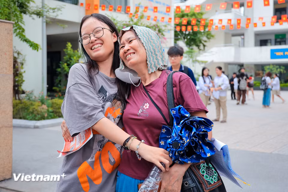 Mỗi kỳ thi là một hành trình đồng hành đong đầy lo âu, kỳ vọng và tình yêu thương vô bờ bến của cha mẹ. (Ảnh: Hoài Nam/Vietnam+)