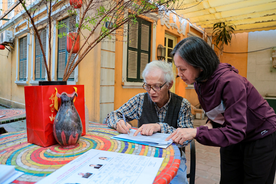 Bằng sự khéo léo và gần gũi, những nữ cán bộ cơ sở đã giải đáp tận tình từng thắc mắc của người dân, giúp bà con hiểu rõ hơn về tiểu sử các ứng cử viên, từ đó giúp cử tri có lựa chọn sáng suốt nhất. (Ảnh: Hoài Nam/Vietnam+)
