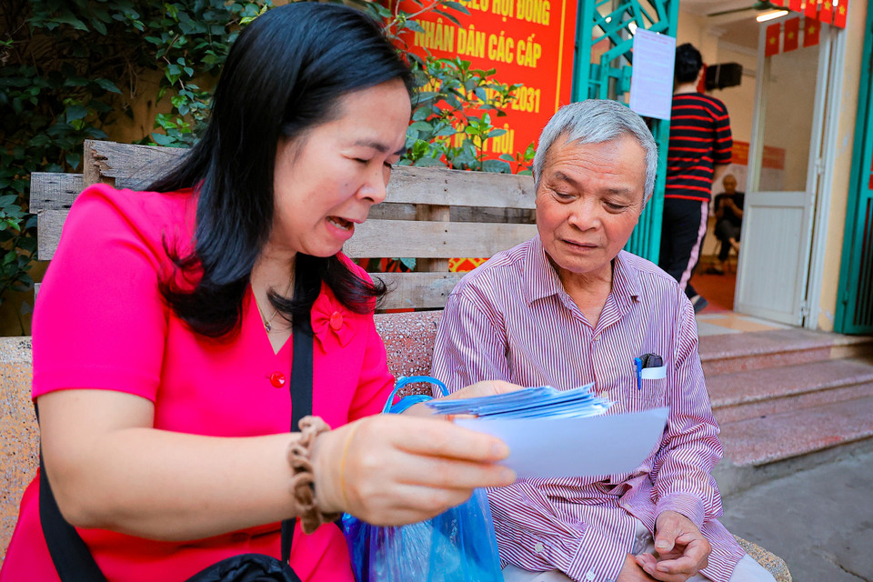Không chỉ dừng lại ở hậu cần, phụ nữ Hà Nội còn tham gia sâu vào các khâu kỹ thuật và quản lý của Tổ bầu cử bài bản, đúng quy trình cùng với sự gần gũi xóm làng. (Ảnh: Hoài Nam/Vietnam+)