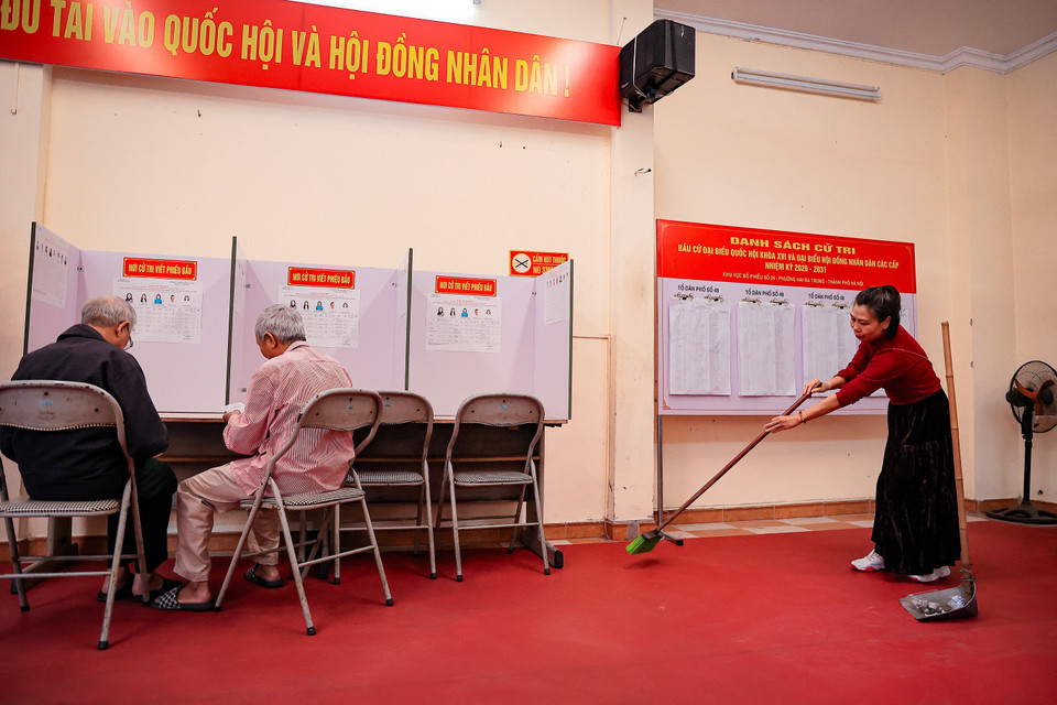 Nếu như các đấng mày râu thường đảm nhiệm các công việc khuân vác, lắp dựng pano lớn, thì chị em phụ nữ lại là người thổi hồn vào các điểm bỏ phiếu. (Ảnh: Hoài Nam/Vietnam+)