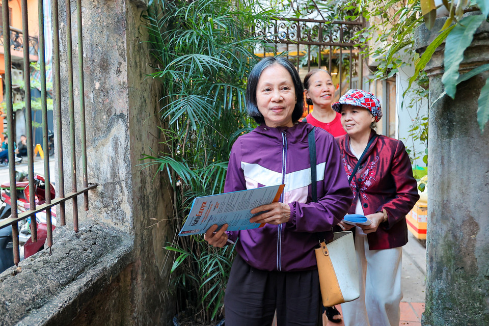 Hình ảnh những người phụ nữ Thủ đô tận tụy với từng lá phiếu không chỉ tô thắm thêm vẻ đẹp của "người phụ nữ Việt Nam giỏi việc nước, đảm việc nhà", mà còn là minh chứng cho tinh thần trách nhiệm cao cả đối với tương lai của đất nước. (Ảnh: Hoài Nam/Vietnam+)