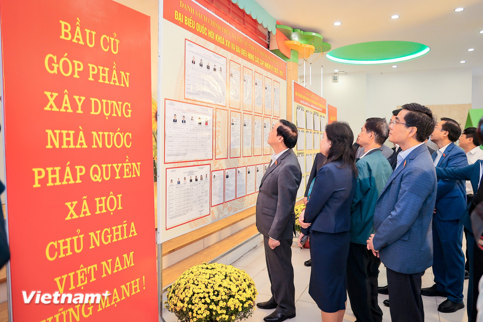 Chiều 26/2, Đoàn giám sát của Ủy ban Thường vụ Quốc hội, Hội đồng bầu cử quốc gia do đồng chí Nguyễn Khắc Định - Ủy viên Trung ương Đảng, Phó Chủ tịch Quốc hội, Ủy viên Hội đồng bầu cử quốc gia làm trưởng đoàn đã tới một số điểm bầu cử tại Hà Nội để kiểm tra công tác chuẩn bị cho ngày hội non sông. (Ảnh: Hoài Nam/Vietnam+)