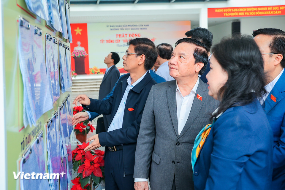 Các cán bộ cũng được phân công túc trực liên tục tại các điểm niêm yết để hỗ trợ cử tri kịp thời. Trong thời gian tới, đơn vị sẽ tiến hành phát thẻ cử tri để hoàn tất các khâu chuẩn bị cuối cùng cho ngày bỏ phiếu. (Ảnh: Hoài Nam/Vietnam+)