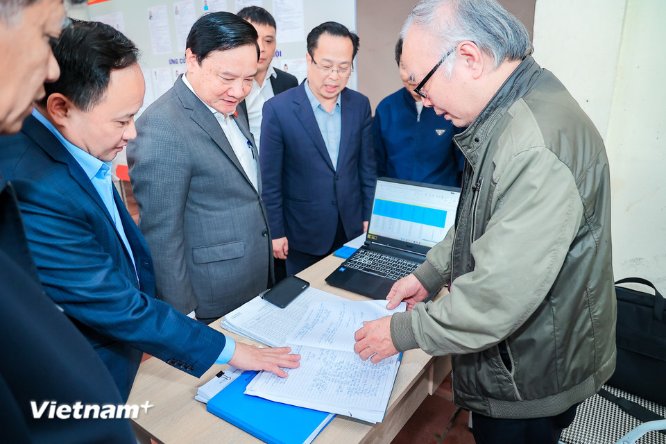 Trong thời gian niêm yết, các Tổ bầu cử tổ chức tiếp nhận, rà soát và phối hợp với công chức phòng Văn hóa - Xã hội, Công an phường để cập nhật, điều chỉnh, bổ sung các trường hợp sai sót hằng ngày, bảo đảm thông tin của cử tri chính xác. (Ảnh: Hoài Nam/Vietnam+)