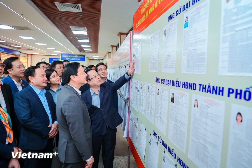 Đoàn giám sát làm việc tại phường Bạch Mai. Trên địa bàn phường có 6 đơn vị bầu cử, mỗi đơn vị dự kiến bầu 05 đại biểu Hội đồng nhân dân phường; tổng số đại biểu Hội đồng nhân dân phường được bầu là 30 đại biểu. (Ảnh: Hoài Nam/Vietnam+)