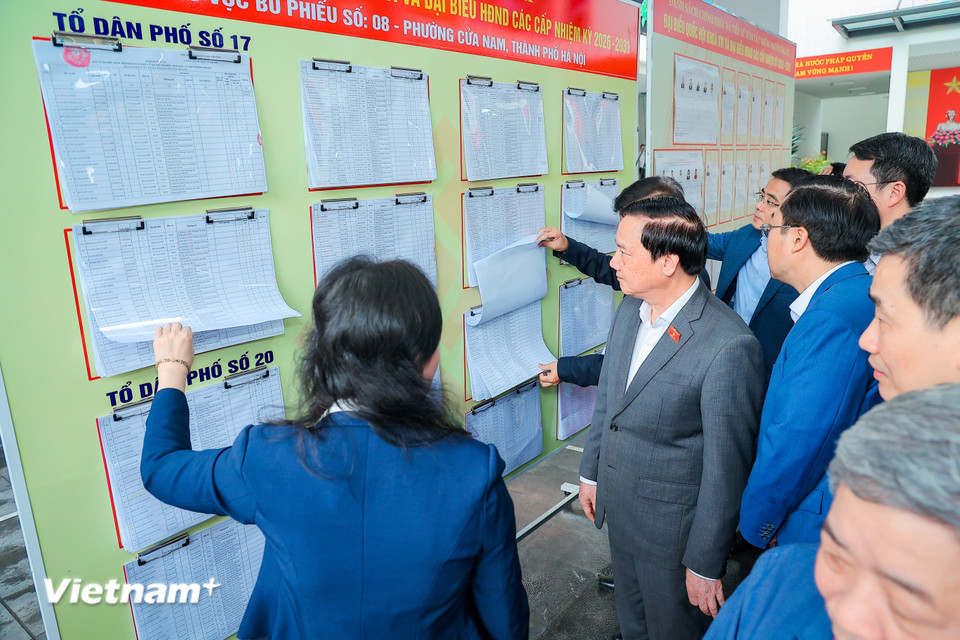 Hiện tại, tổ bầu cử gồm 21 thành viên đang tập trung tiếp nhận ý kiến từ người dân và giới thiệu danh sách các ứng cử viên đại biểu các cấp. (Ảnh: Hoài Nam/Vietnam+)