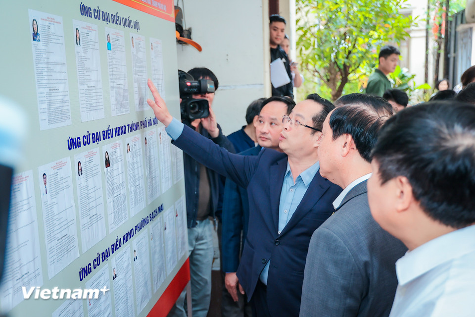 Các tổ bầu cử đã phân công các thành viên trực niêm yết danh sách cử tri, mở sổ theo dõi, cập nhật thông tin thay đổi, bổ sung của cử tri bắt đầu từ ngày 2/2/2026. (Ảnh: Hoài Nam/Vietnam+)