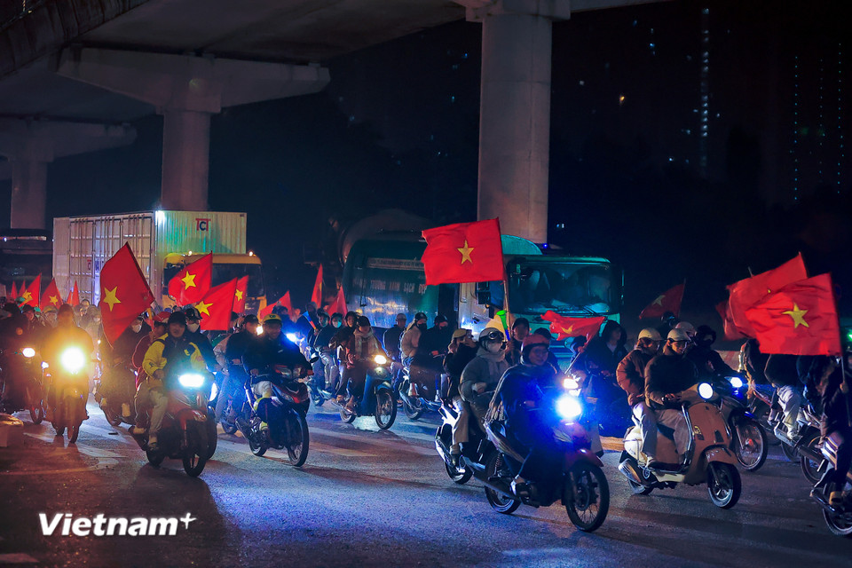 Dọc đường Hồ Tùng Mậu, từng đoàn xe cùng lá cờ tung bay kèm tiếng kèn vang khắp khu phố. (Ảnh: Hoài Nam/Vietnam+)