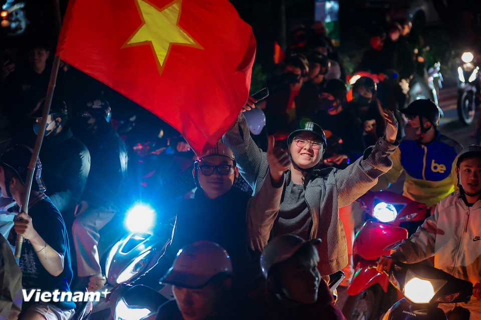 Tại khu vực hầm chui Kim Đồng không khí như mở hội. (Ảnh: Hoài Nam/Vietnam+)