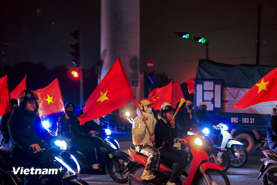 Tiếp nối thành công Đại hội Đảng XIV, người dân Việt Nam tiếp tục có thêm niềm vui khi U23 Việt Nam hạ gục U23 xứ kim chi nghẹt thở trên chấm luân lưu. (Ảnh: Hoài Nam/Vietnam+)