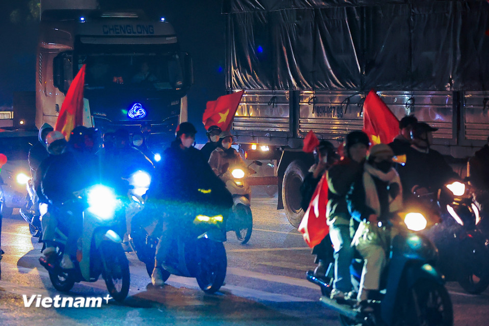 Mặc dù đã hơn 1 giờ sáng 24/1 nhưng cả thành phố dường như vẫn 'thức' cùng U23 Việt Nam. (Ảnh: Hoài Nam/Vietnam+)